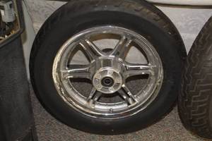 lot 13 image: Dunlop D402 Harley-Davidson Motorcycle Tire with Front Rim