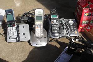 lot 514 image: Lot of  Cordless Handsets and Charging Stations