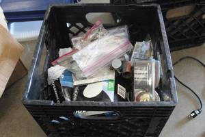 lot 550 image: Lot of (1 Crate) Light Bulbs, Door Handles, Door Knob Sets