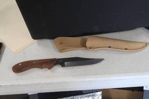 lot 562 image: Maxam Hunting Knife with Leather Sheath
