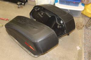 lot 129 image: Harley-Davidson Motorcycle Hard Saddlebags