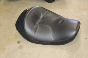 lot 136 image: 2001 Harley-Davidson 076463 Dyna Super Glide Leather Motorcycle Seat