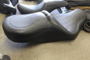 lot 142 image: Mustang Custom Harley-Davidson Road Kinbg 2004 Leather Motorcycle Seat