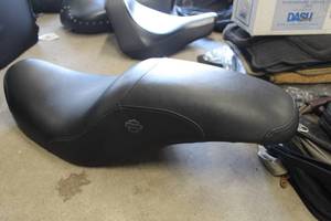 lot 143 image: Milsco 06 00978 Harley-Davidson Dyna Super Glide 2001 Leather Motorcycle Seat
