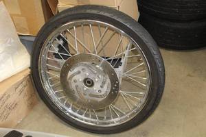 lot 39 image: Harley-Davidson Dunlop D402F Tire with Front Spoke Rim and Disc Brake