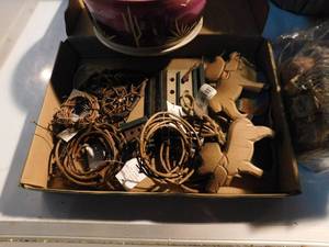 lot 236 image: Pottery,baskets, bird houses, planters and more