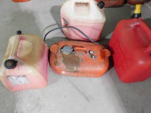 lot 253 image: 1 Vintage metal boat gas can, 3 plastic gas cans