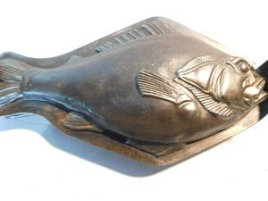 lot 308 image: Vintage 1940s metal Letang Fils chocolate fish mold
