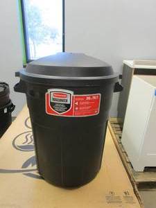 lot 708 image: RUBBERMAID Roughneck 20 Gal. Black Round Trash Can with Lid (NEW CONDITION)