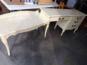 lot 13 image: Kroehler furniture buffet antique 2 piece Extendable 3 drawer