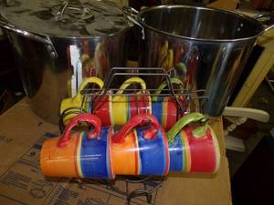 lot 42 image: 2 Large SS Pots with one lid and Coffee Cups