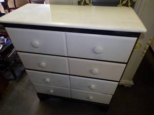 lot 46 image: 4 Drawer Dresser