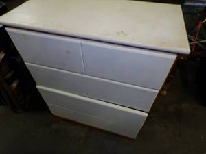 lot 47 image: 4 Drawer Dresser