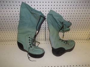 lot 69 image: Pair of Insulated Boots Size Small