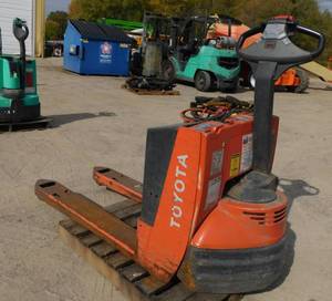 lot 19 image: Toyota 7HBW23 Electric Pallet Jack