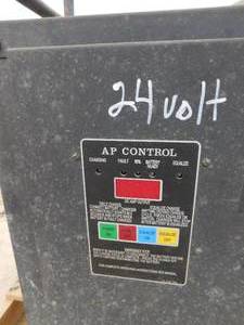 lot 25 image: Extreme Power 24 Volt Charger