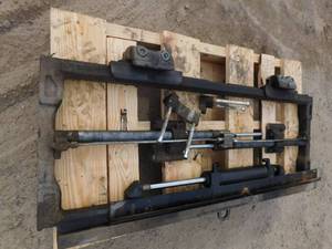 lot 30 image: Used Cascade Class II Side Shift  Fork Positioner - for parts or repair