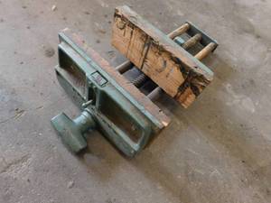 lot 42 image: Craftsman Bench Top Wood Working Vise