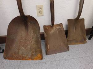 lot 52 image: 3 - Shovels