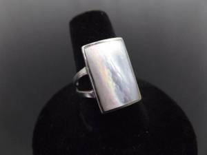 lot 75 image: .925 Sterling Silver Inlayed Mother of Pearl Ring Size 7.5