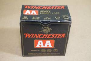 lot 101 image: 25 Winchester AA 12 Gauge 2-34 7-12 Shot Shotshells