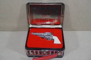 lot 147 image: Roy Rogers Riders of the Silver Screen Six Shooter Knife in Collector Tin