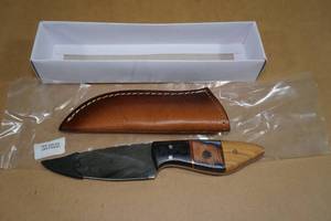 lot 152 image: NEW Handmade Damascus Style Knife with Horn and Exotic Wood Handle
