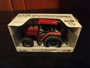 lot 15 image: 1989 Ertl Case International Tractor