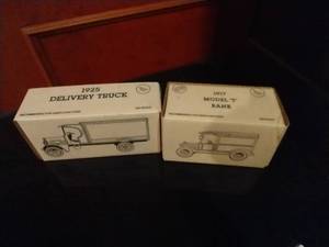lot 16 image: (2) Ertl Die-Cast Truck Banks