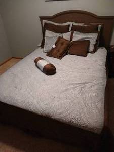 lot 25 image: Queen Bed