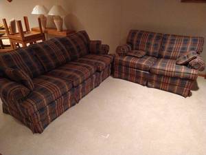 lot 115 image: Sofa & Loveseat