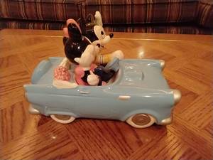 lot 129 image: Mickey & Minnie Mouse Musical Figurine