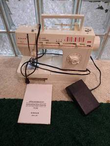 lot 140 image: Singer Sewing Machine