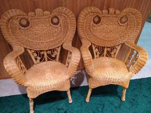 lot 142 image: (2) Wicker Chairs