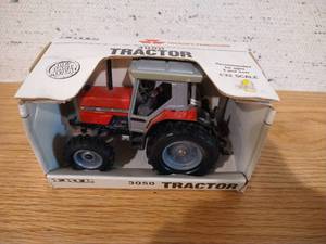lot 145 image: Ertl Die-Cast 3050 Tractor - 132 Scale