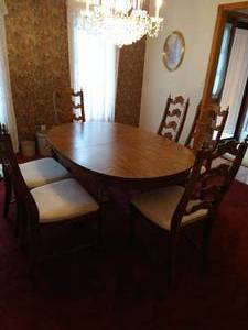 lot 31 image: Table & (6) Chairs