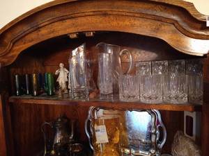 lot 37 image: Shelf of Glasses & Decor