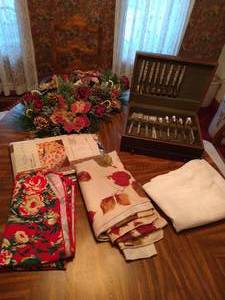 lot 39 image: Silverware Case & Table Decor