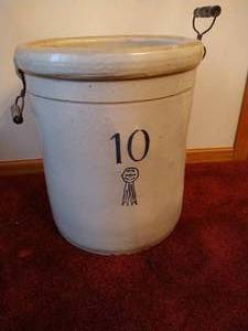 lot 40 image: #10 Blue Ribbon Crock