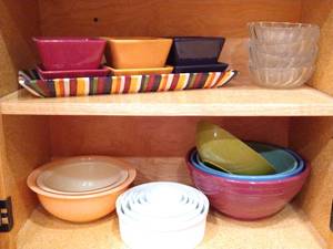 lot 77 image: Shelf of Mixing & Serving Bowls