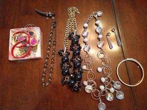 lot 86 image: Costume Jewelry Lot