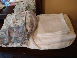 lot 154 image: My Pillow King Sheets Lot