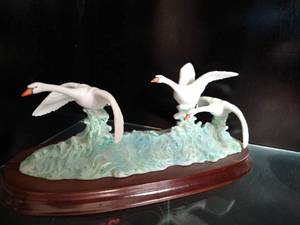 lot 160 image: Swans Vintage Figurine by Andrea by Sanek