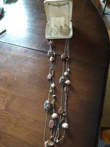 lot 166 image: Jewelry Set