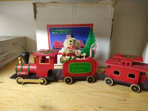 lot 193 image: Vintage Wooden Christmas Train wBox