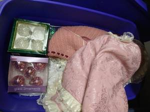 lot 199 image: Pink Christmas Lot