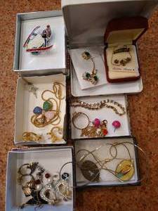 lot 210 image: Avon & Other Jewelry