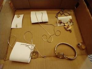 lot 211 image: Fine-Looking Jewelry