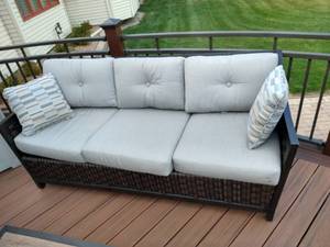 lot 237 image: Outdoor Couch