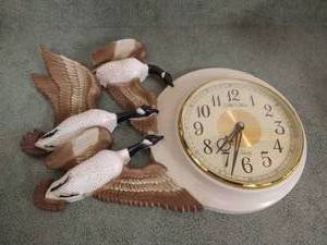 lot 262 image: Vintage Burwood Goose Clock